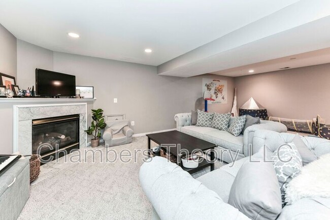 Building Photo - 6866 Melrose Dr