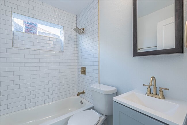 Building Photo - 2303 Rosewood St