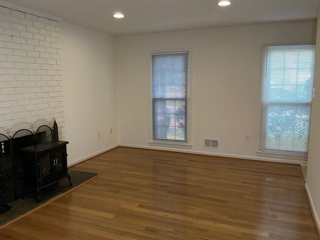 Building Photo - Very well maintained 4BR 2.5BA Colonial mo...