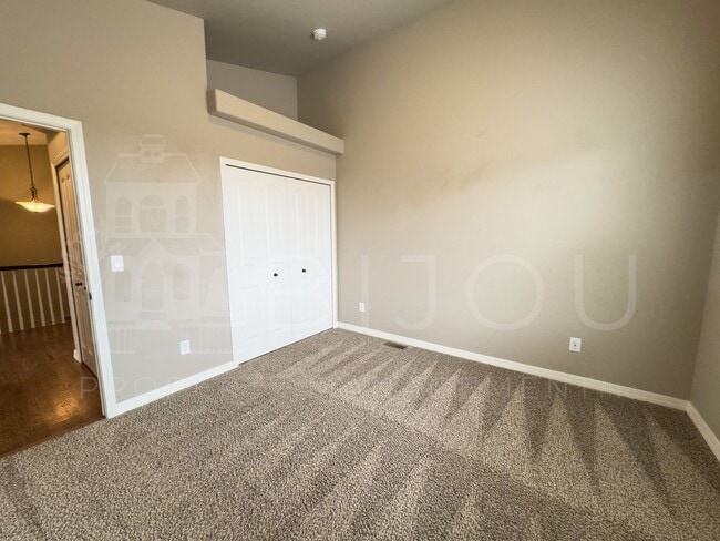 Building Photo - Large Well-Maintained Peyton Home