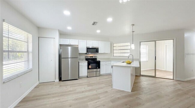 Building Photo - 201 Fern Ct