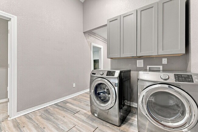 Building Photo - $2,800.95 with $300 Off the first month's rent, 3 Beds - 2 Baths, Single Family Home in Denver wi...