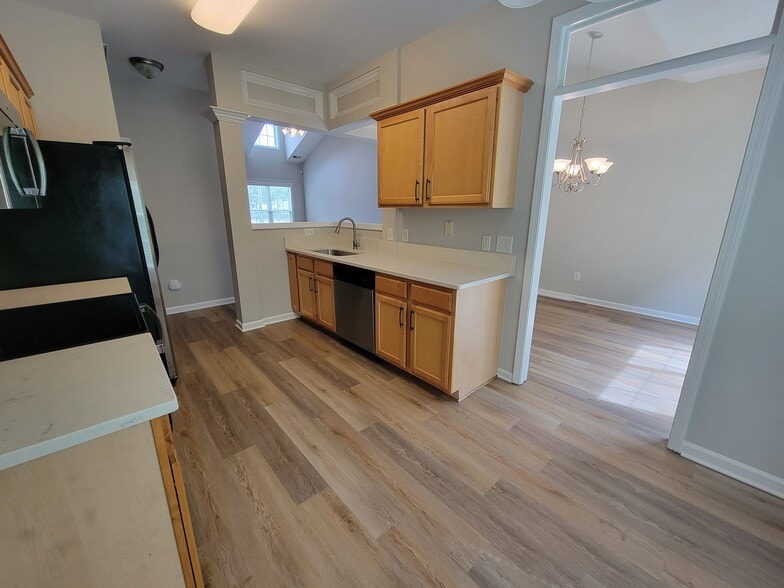 Building Photo - 7954 Willowglen Dr