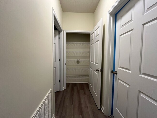 Building Photo - Spacious 2/2 Apartment Ready For Move In Now!