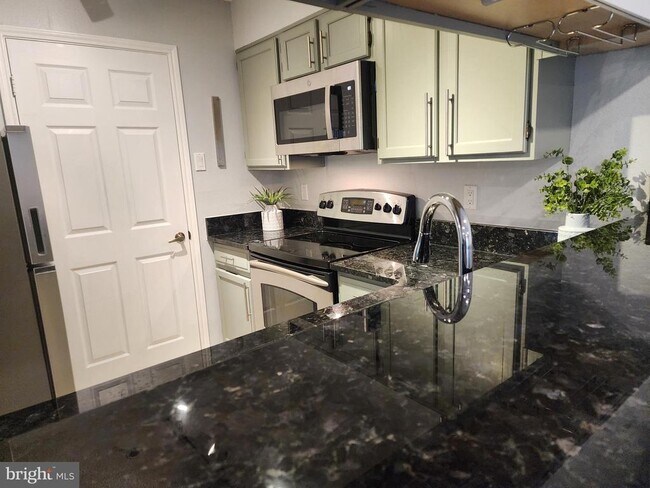 Building Photo - 1504 Lincoln Way