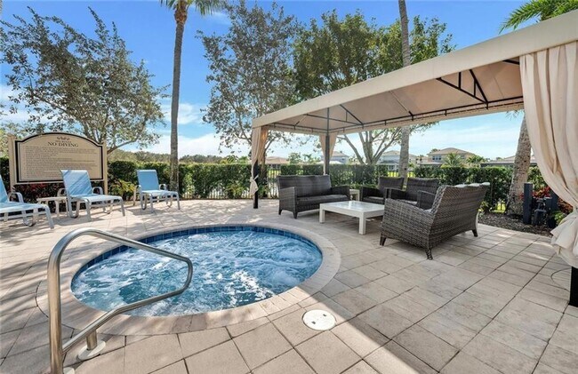 Building Photo - ***STUNNING FURNISHED/ UNFURNISHED ANNUAL*...