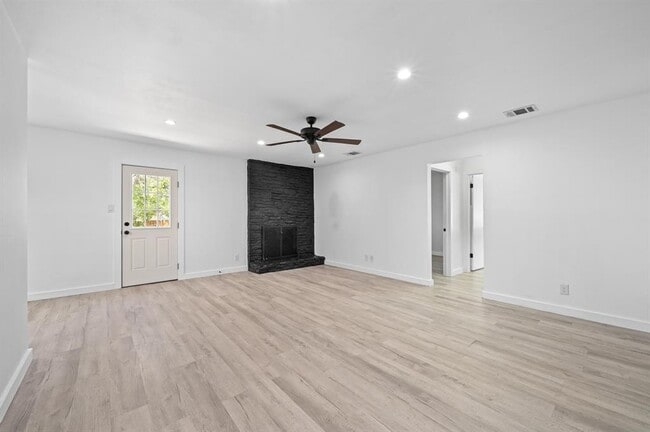 Building Photo - 5545 Pine Pl