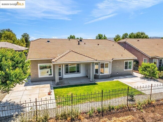 Building Photo - 909 Suntan Ln