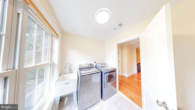 Building Photo - 6403 Earlham Dr