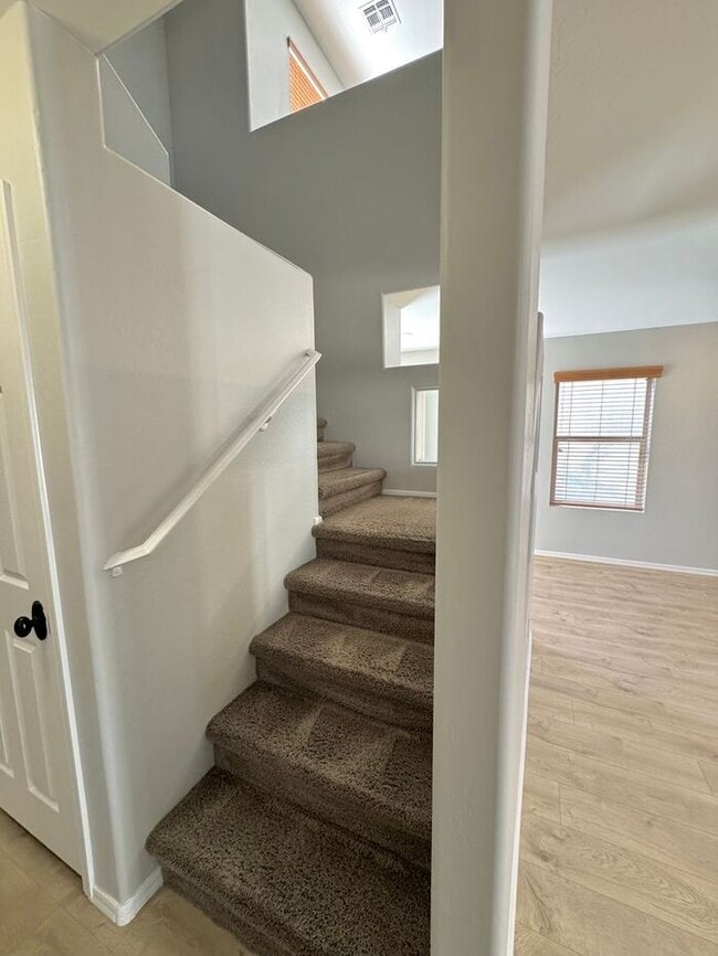 Building Photo - 1056 E Lakeview Dr