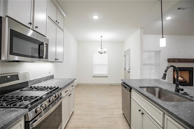 Building Photo - 949 Cook St