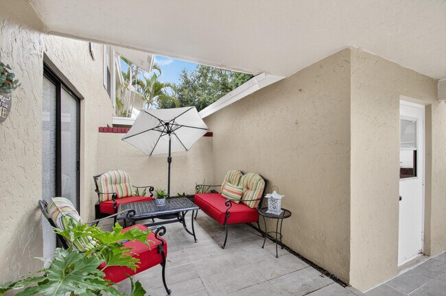 Building Photo - 2703 Maplewood Dr