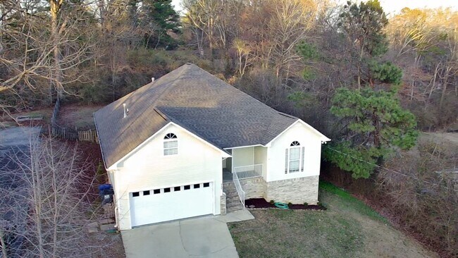 Building Photo - Beautifully Renovated Home in Trussville City Schools – Fireplace & 2-Car Garage