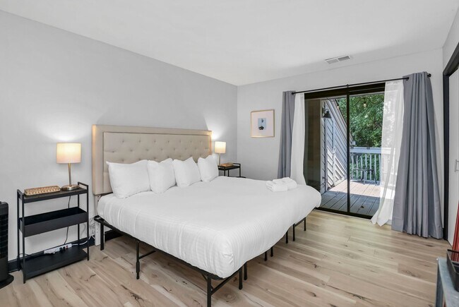 Building Photo - Updated 2BR/2BA Gem Minutes from Downtown Columbia!