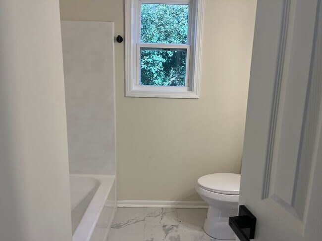 Building Photo - 3873 Fairmont Ave