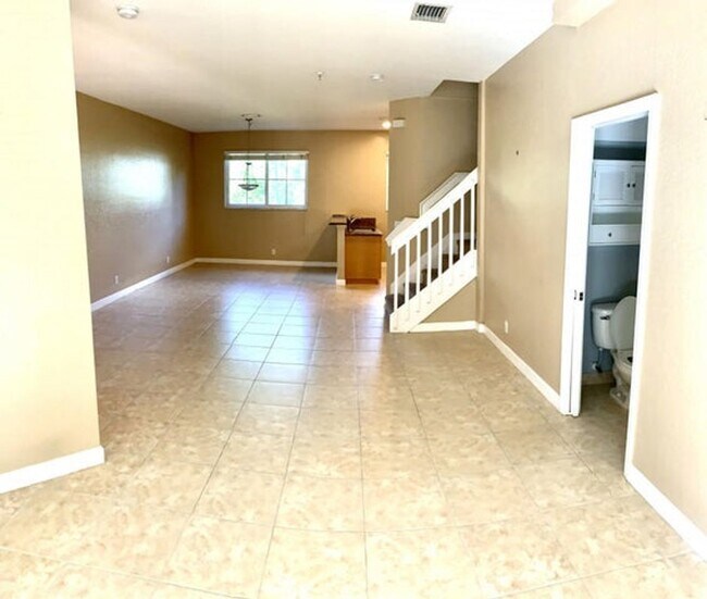 Building Photo - 421 Bayfront Dr