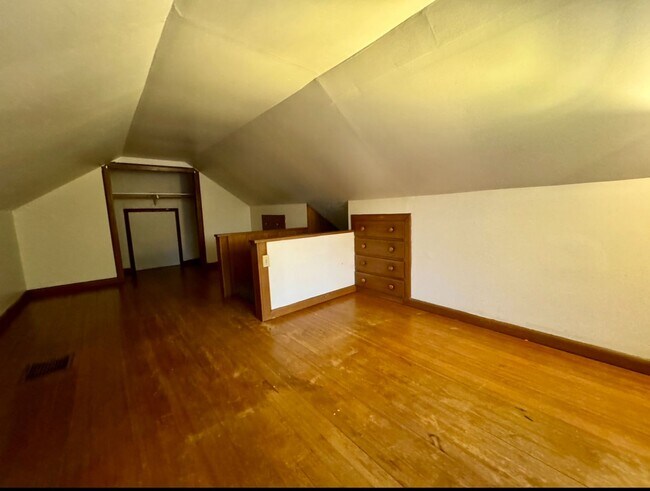 Building Photo - Vintage Living In Montavilla~ Front Porch~ Unfinished Basement~ Large Fully Fenced Yard