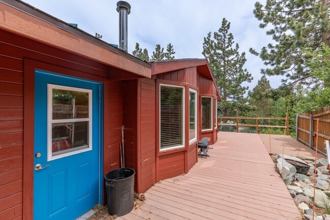 Building Photo - Fully Furnished & Move-In Ready Home – Long-Term Housing Available in Mammoth Lakes