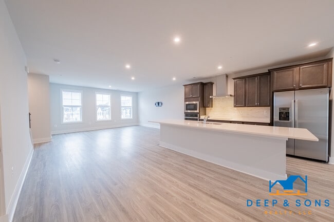 Building Photo - 1037 N Lombardy St