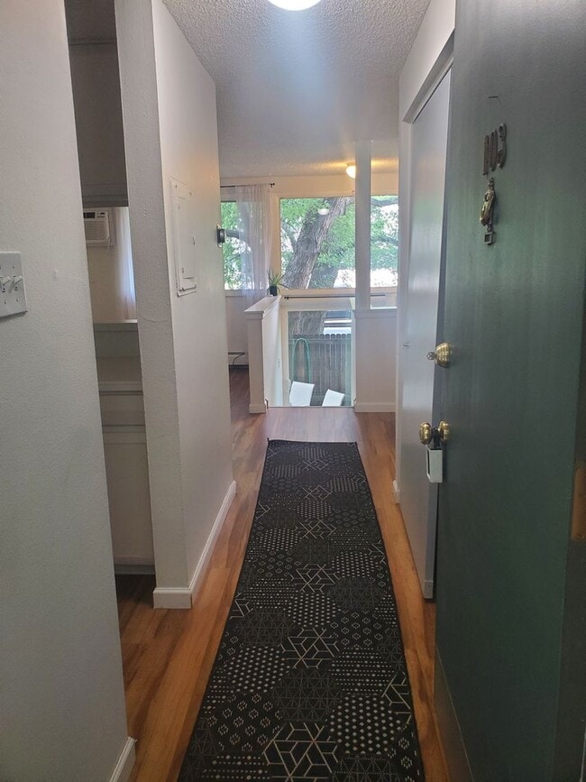 Building Photo - Large and Spacious One Bedroom Available i...