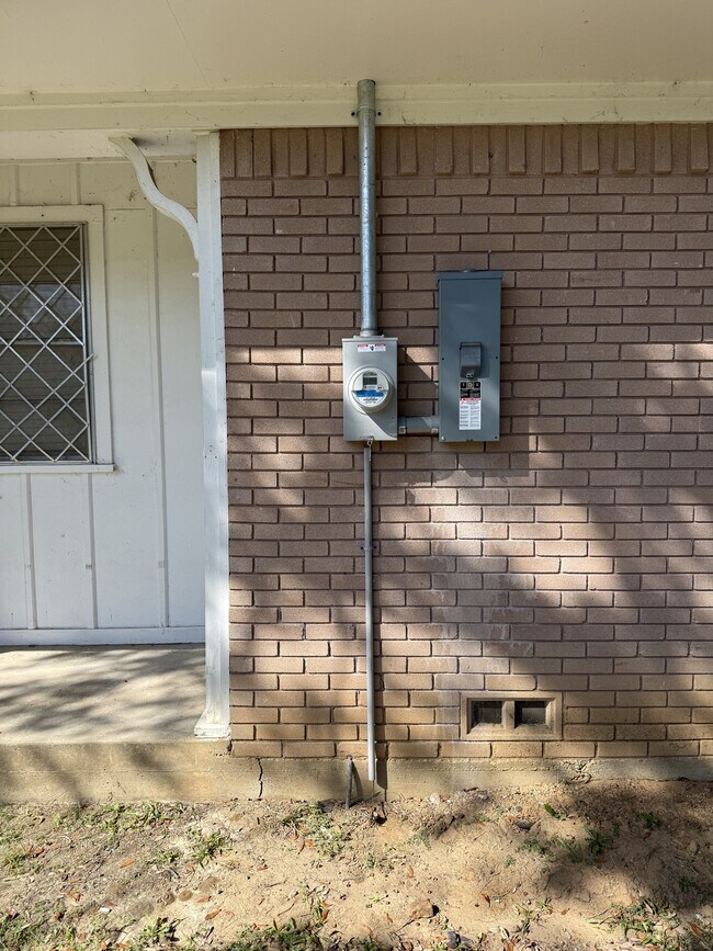 Building Photo - 915 N Spring St