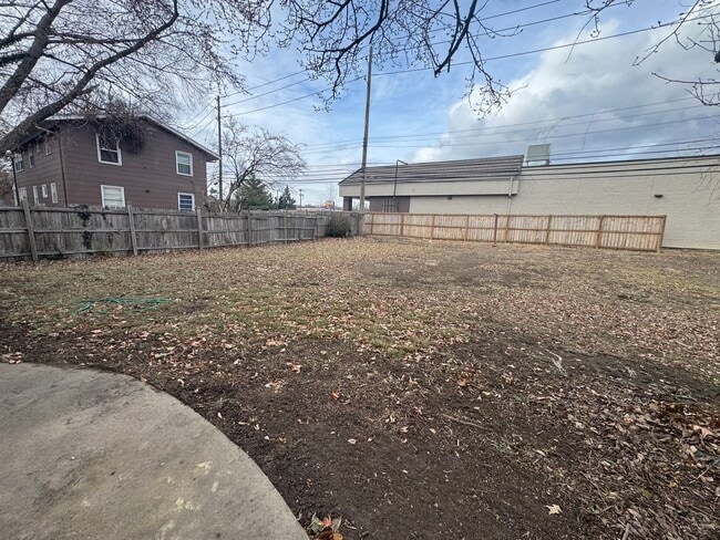 Building Photo - Spacious 1/2 Duplex in Great Waldo Area