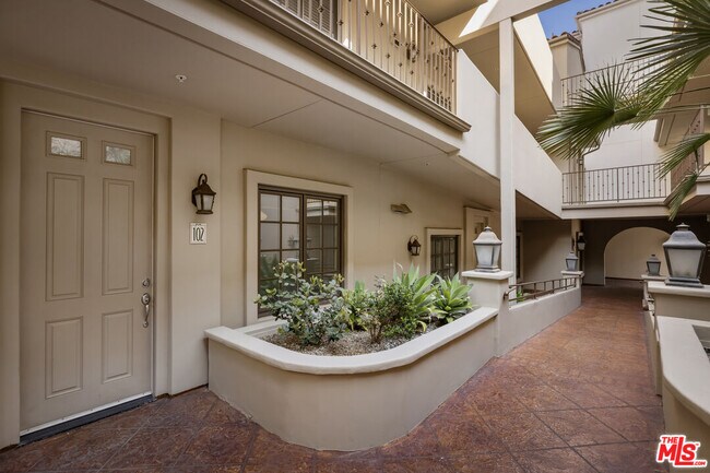 Building Photo - 851 N San Vicente Blvd