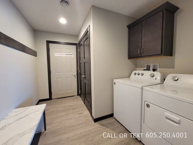 Building Photo - Brand New 3 Bd 2 Bath Townhouse with 3-sta...