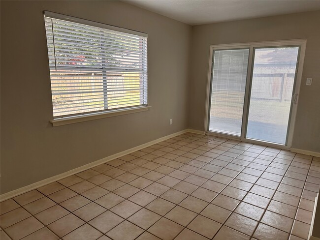 Building Photo - 3323 Brookdale Dr