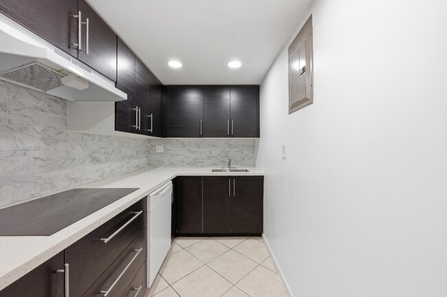 Building Photo - 200 S Birch Rd