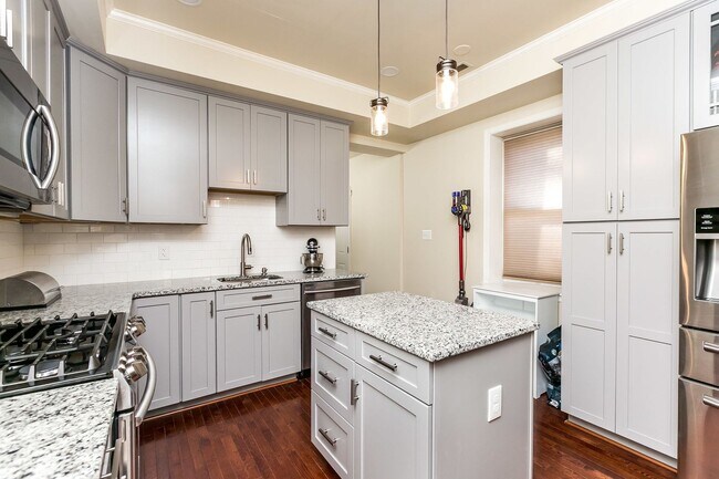 Building Photo - Stylish End-of-Group 2 bd 2.5bth Home in P...