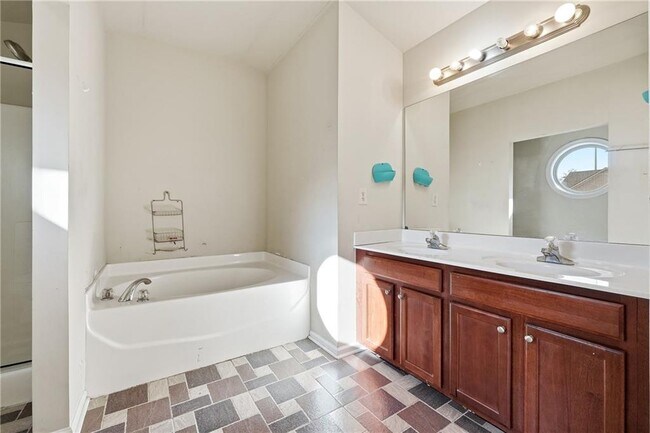 Building Photo - 6199 Thorncrest Dr