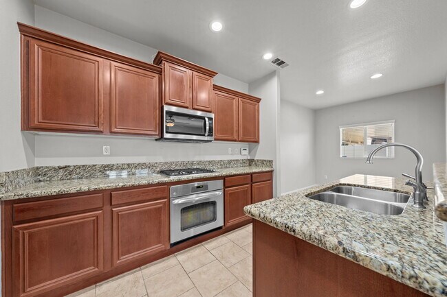 Building Photo - 34081 Clovis Way