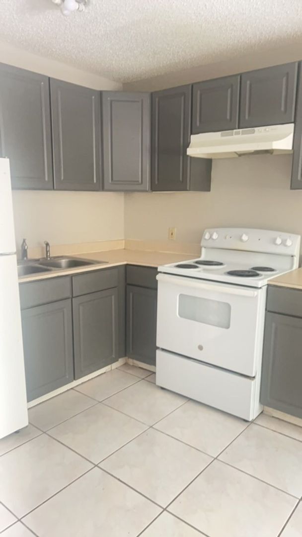 Building Photo - 2 Bedroom, 2 bathroom condo For Rent in Town N Country!