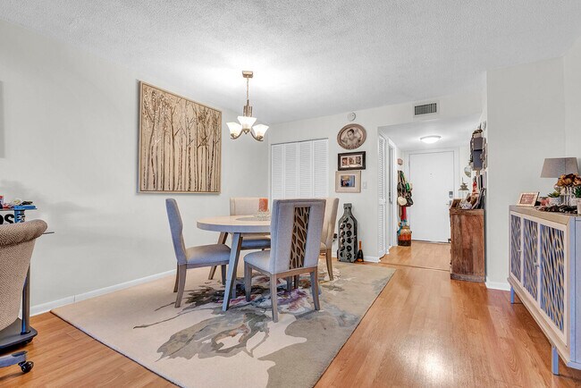 Building Photo - 1904 S Ocean Dr