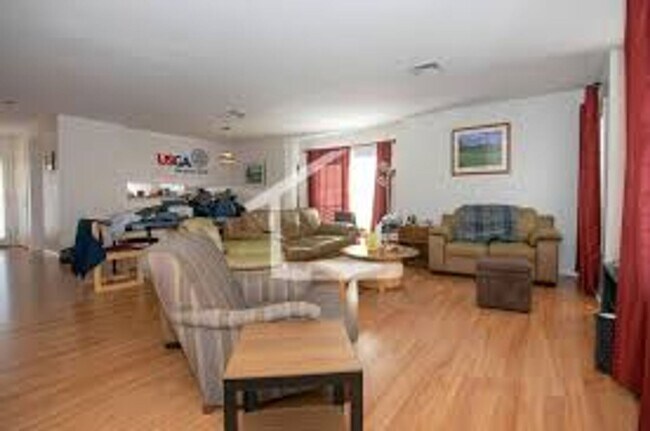 Building Photo - No Brokers Fee, Steps from Boston Lending, In-Unit Washer and Dryer, Central Heat/AC, Parking.