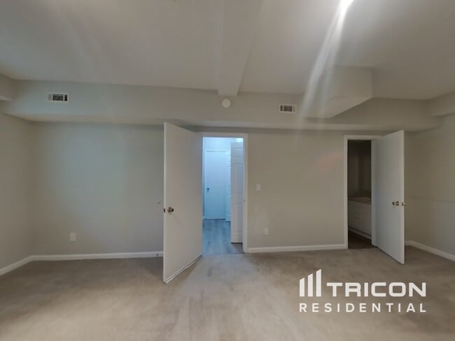 Building Photo - 1025 Brenton Dr NW