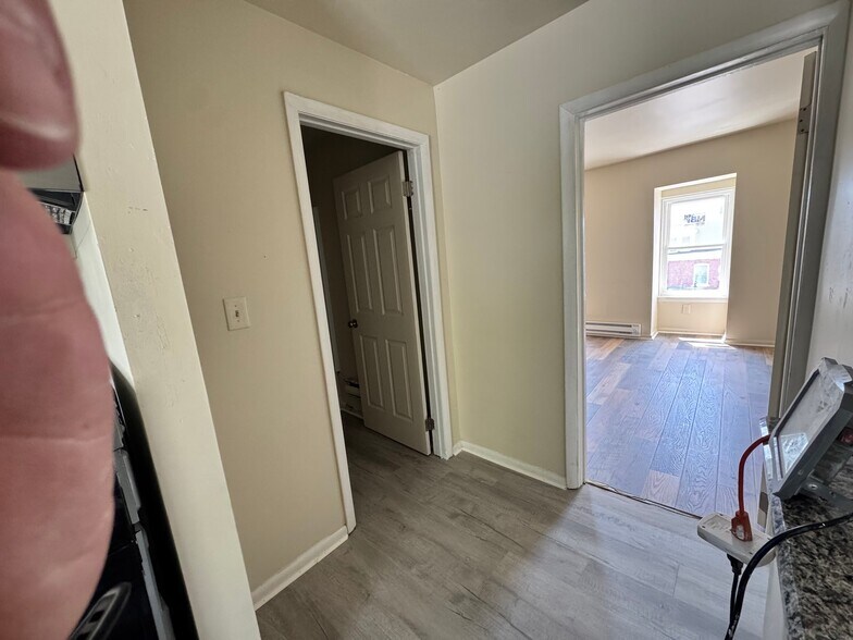 Building Photo - 1105 W 4th St