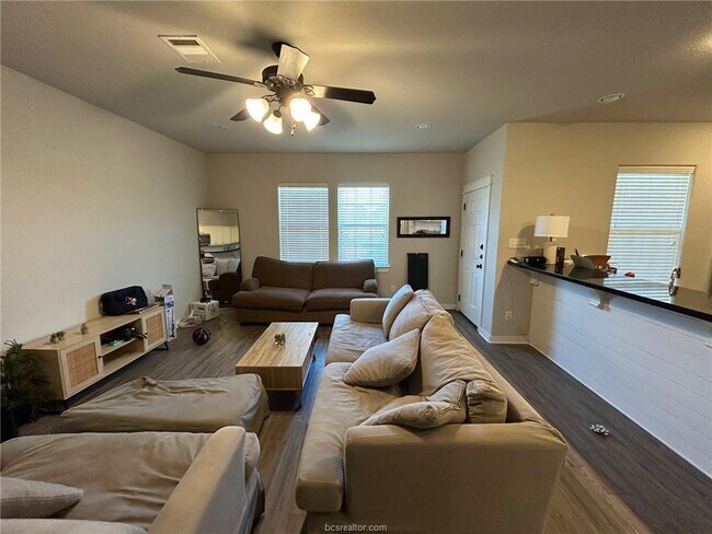 Building Photo - 419 Goldilocks Ln