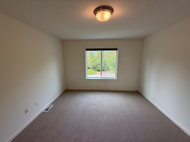Building Photo - UPDATED CHAFFEY 4 BEDROOOM KINGSTON HOME FOR RENT WITH GREAT VIEWS!