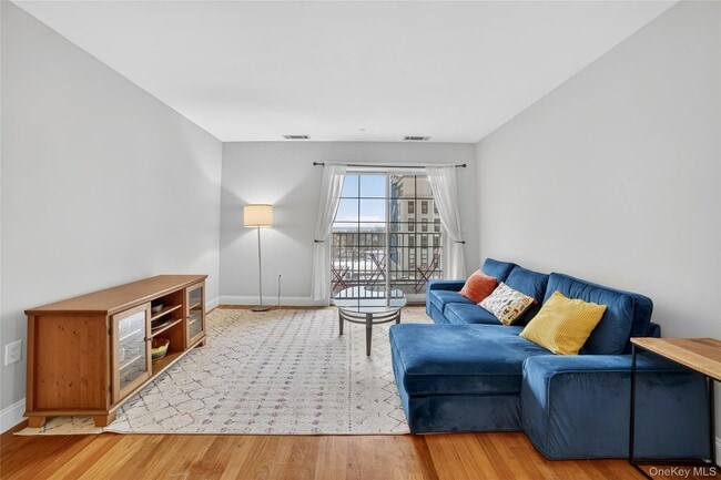 Building Photo - 543 Main St