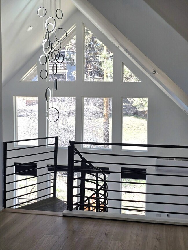 Building Photo - Newer Modern-Style 2 Bed / 2 Bath + Loft