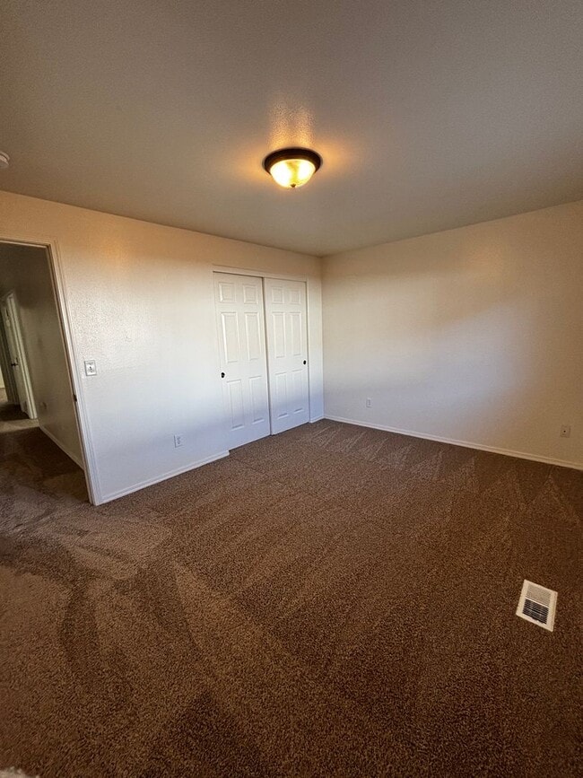 Building Photo - SE Bend House, Gas Heat/Fireplace, Fenced Yard, Dbl. Garage, Pets Considered!