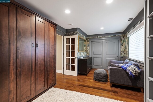 Building Photo - 10 Jolie Ln