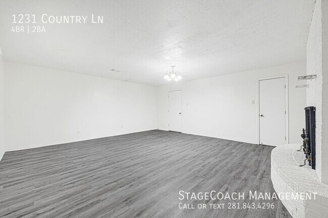 Building Photo - 1231 Country Ln