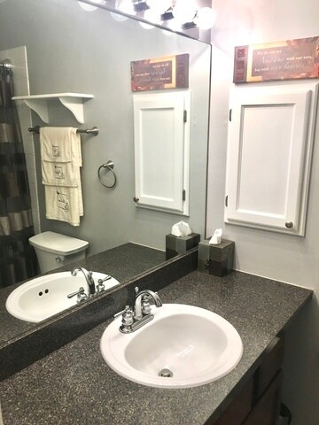 Building Photo - 6020 Oakwood Dr