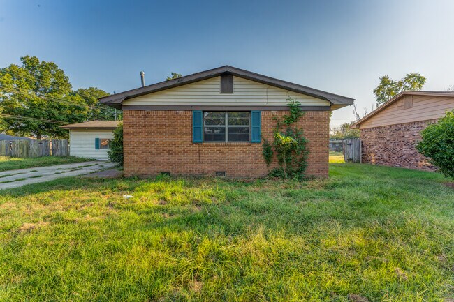 Building Photo - 121 W Pecan St