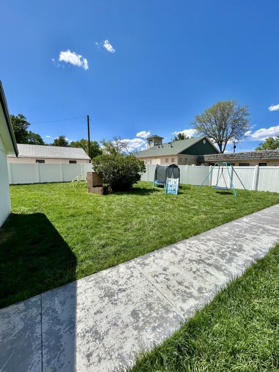 Building Photo - 233 Greydene Ave