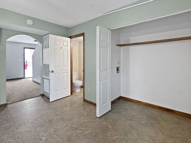 Building Photo - 2BD/1.5BA Unit at Pinecrest Apartments in ...