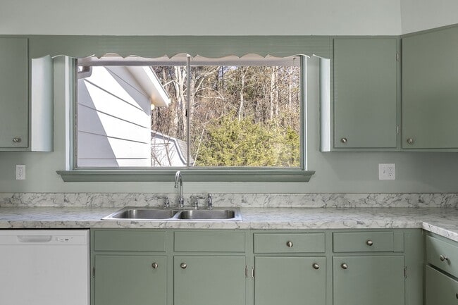 Building Photo - For Rent - Adorable 4BR 2BA house - East R...